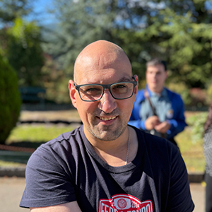 Alberto, hombre de mediana edad sin cabello, con gafas, sonriendo con amabilidad