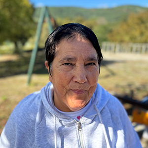 Carmen, mujer de mediana edad con el cabello corto castaño oscuro, sonriendo levemente