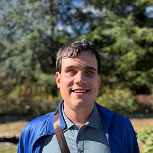 Cristian, hombre joven con cabello corto oscuro, sonriendo a la cámara