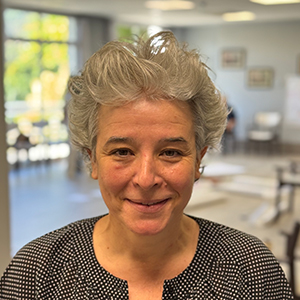 Ester, mujer adulta con cabello corto gris y expresión amable