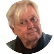 Erwin, ponente de Airea, hombre adulto con pelo blanco corto y expresión serena