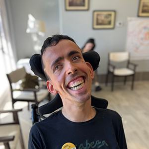 Juanda, hombre joven adulto, con pelo corto y sonriendo con énfasis