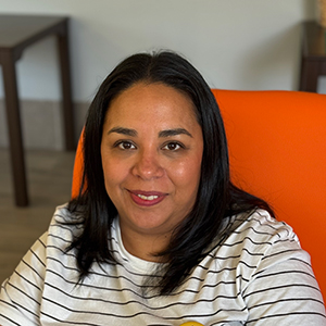 Julieta, mujer joven adulta con cabello largo castaño oscuro, con una leve sonrisa