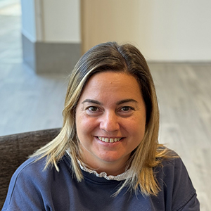 Lara, mujer joven adulta, con melena rubia oscura hasta los hombros , sonriendo amablemente