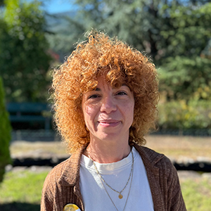 María Ocampo, mujer adulta con melena corta rizada castaño claro y sonrisa amable