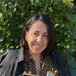 Raquel, mujer adulta de cabello corto y castaño oscuro, con semblante amigable