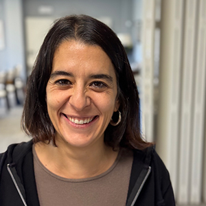 Virgi, mujer adulta joven con cabello corto oscuro hasta por encima del hombro y sonrisa amable