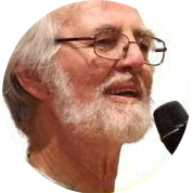 Jack, ponente de Aire, adulto con barca blanca y un micrófono en la mano