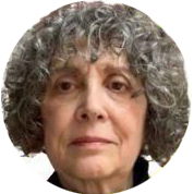 Lynda, ponente de Airea, mujer adulta con pelo rizado gris y expresión seria